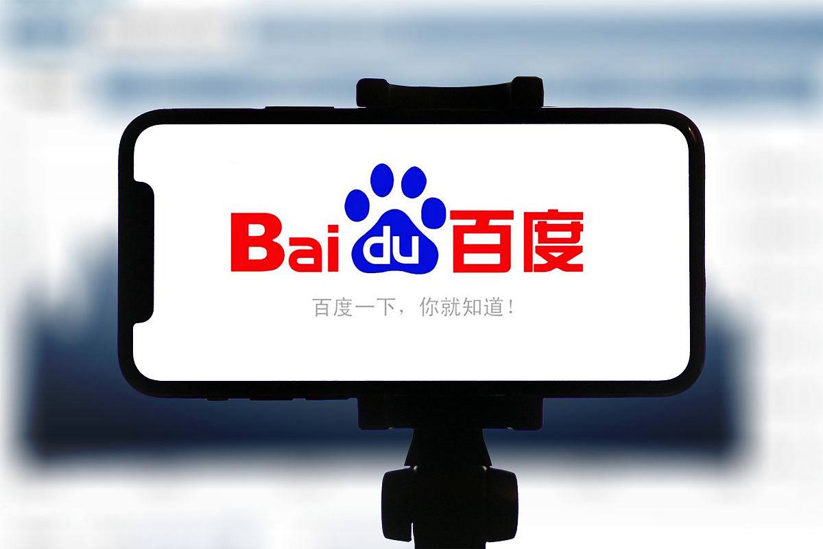 唐艺昕女儿睫毛好长